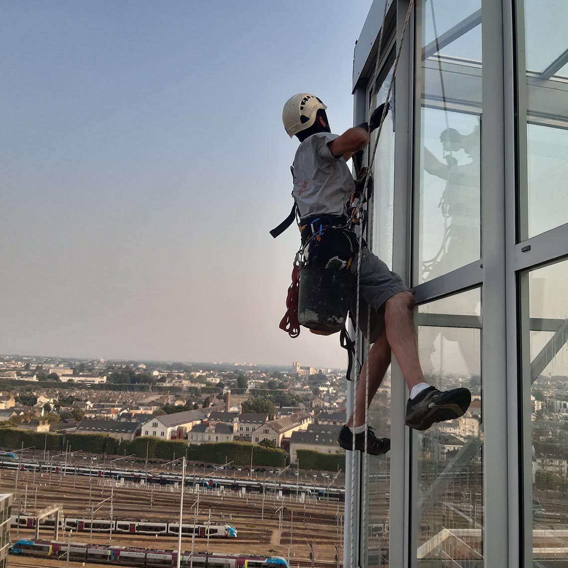 Intervention sur façade vitrée